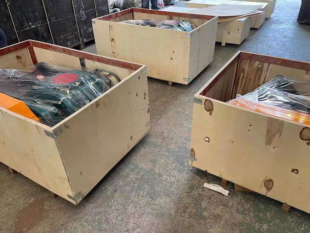 羅茨鼓風機打包 開工啦!發(fā)往佛山XQSSR150羅茨鼓風機 30KW4臺(圖1)